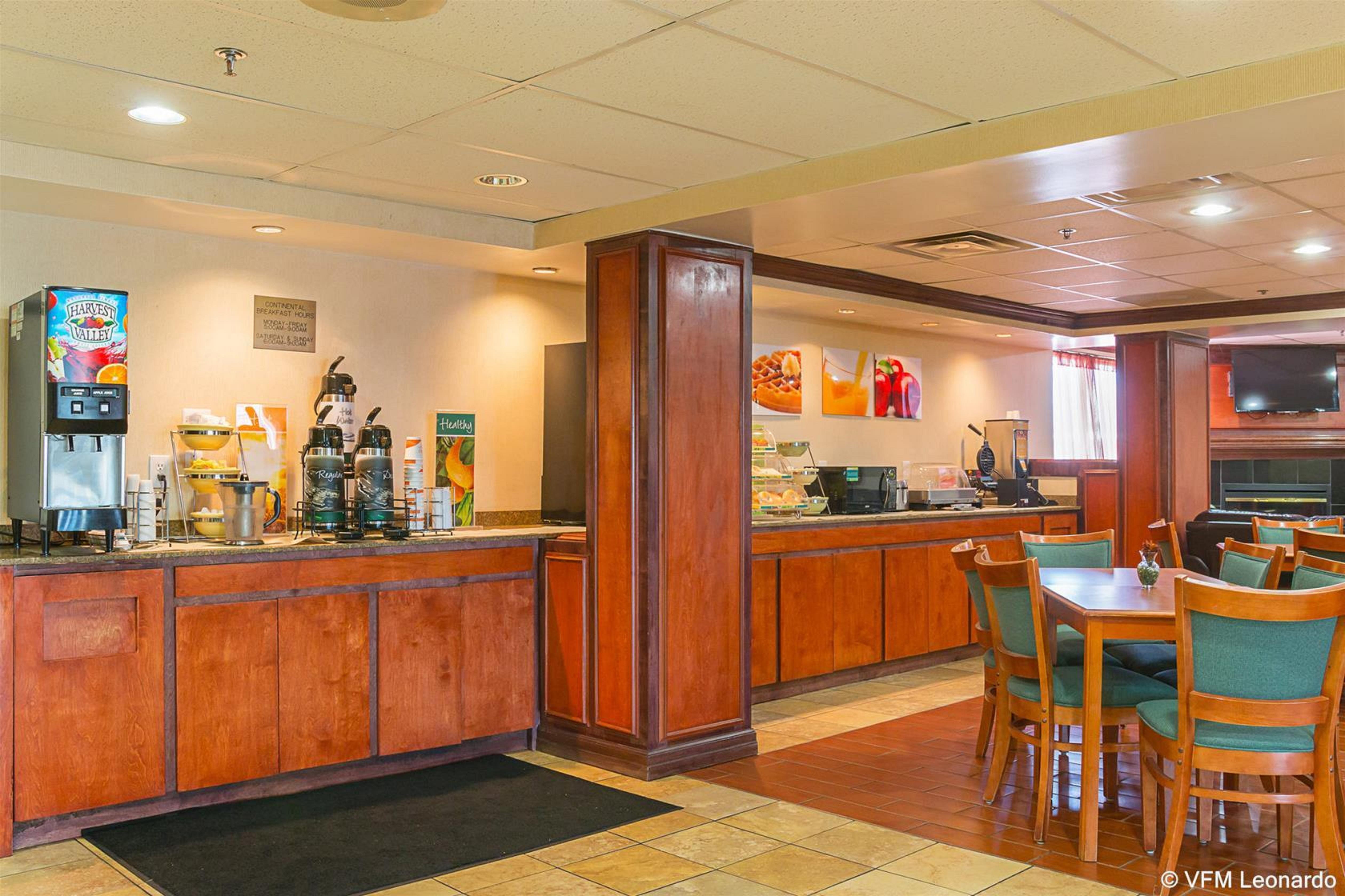 Quality Inn & Suites Detroit Metro Airport Ромулус Екстериор снимка