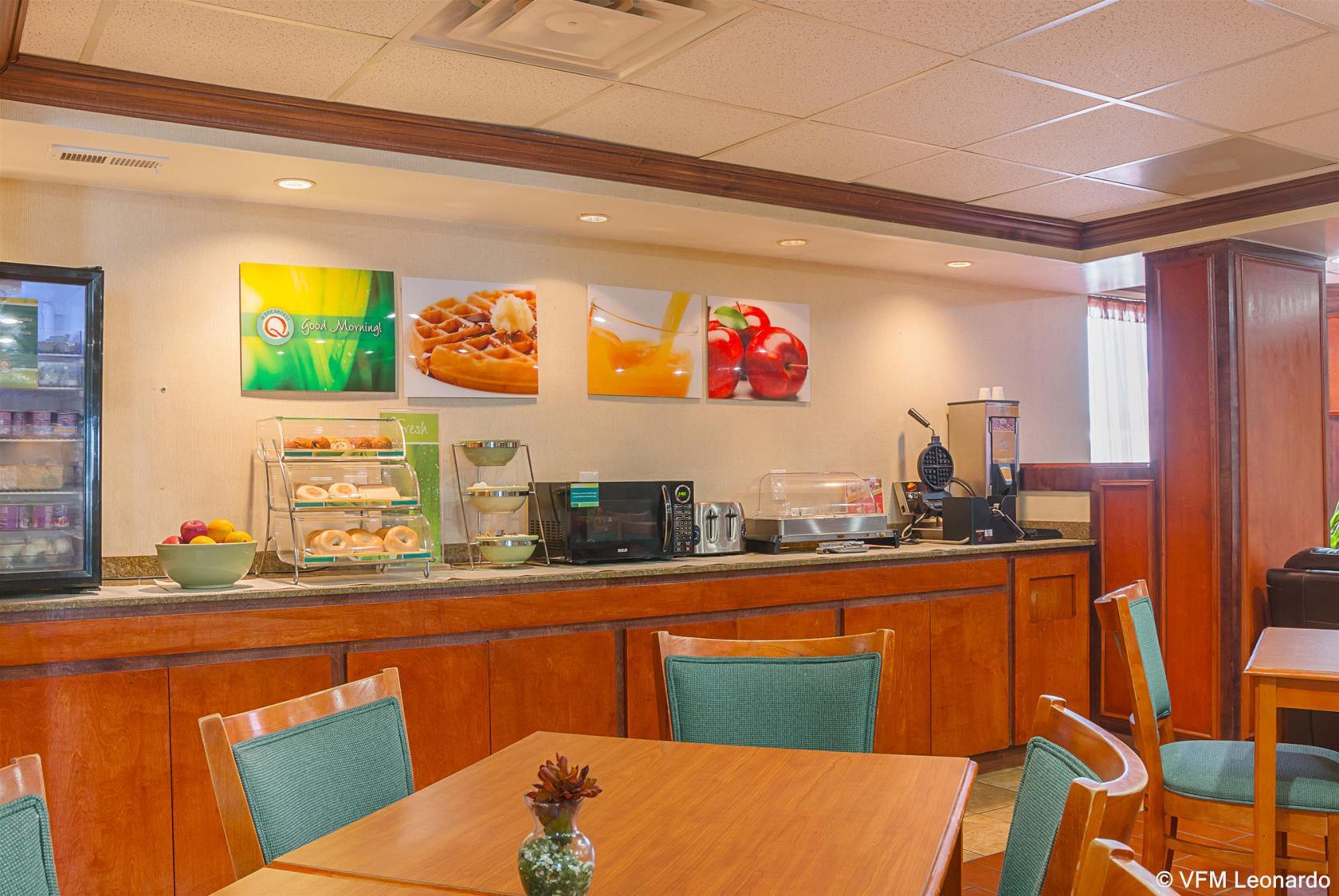 Quality Inn & Suites Detroit Metro Airport Ромулус Екстериор снимка