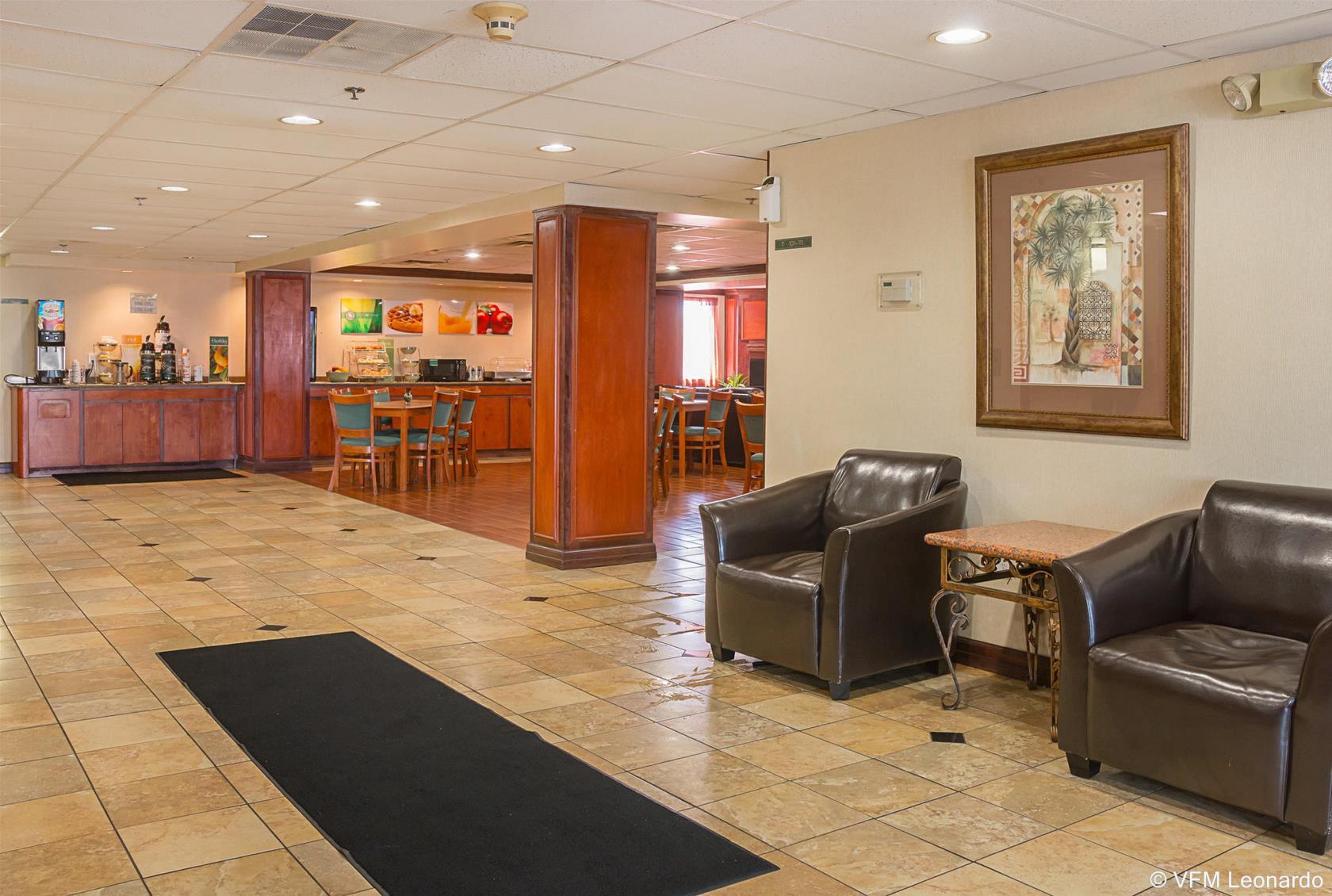 Quality Inn & Suites Detroit Metro Airport Ромулус Екстериор снимка