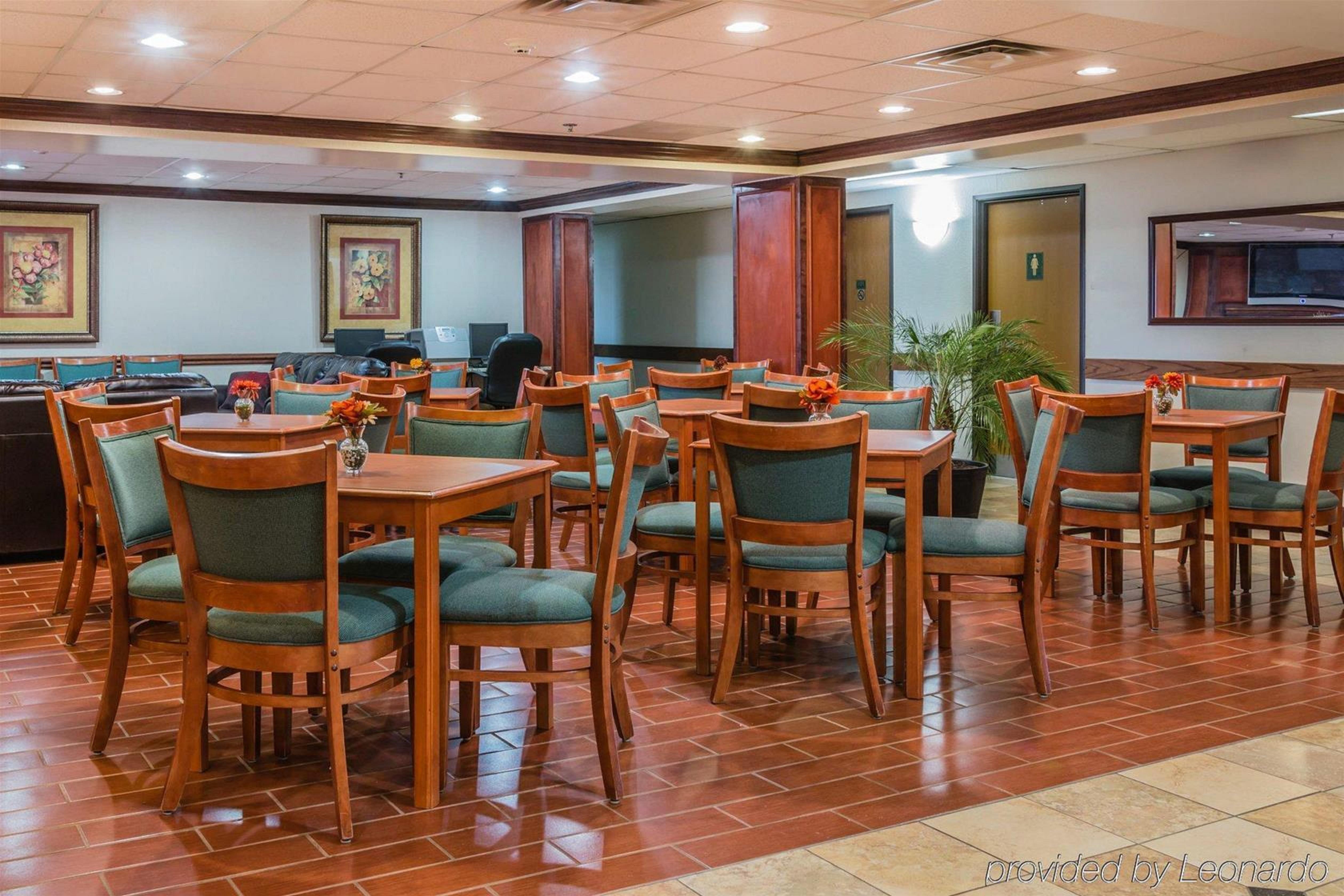 Quality Inn & Suites Detroit Metro Airport Ромулус Екстериор снимка