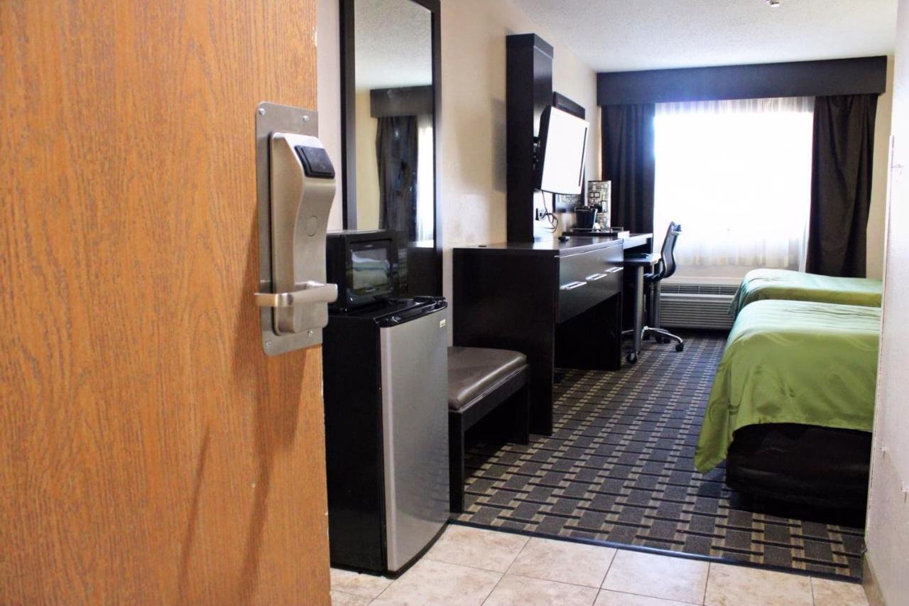Quality Inn & Suites Detroit Metro Airport Ромулус Екстериор снимка