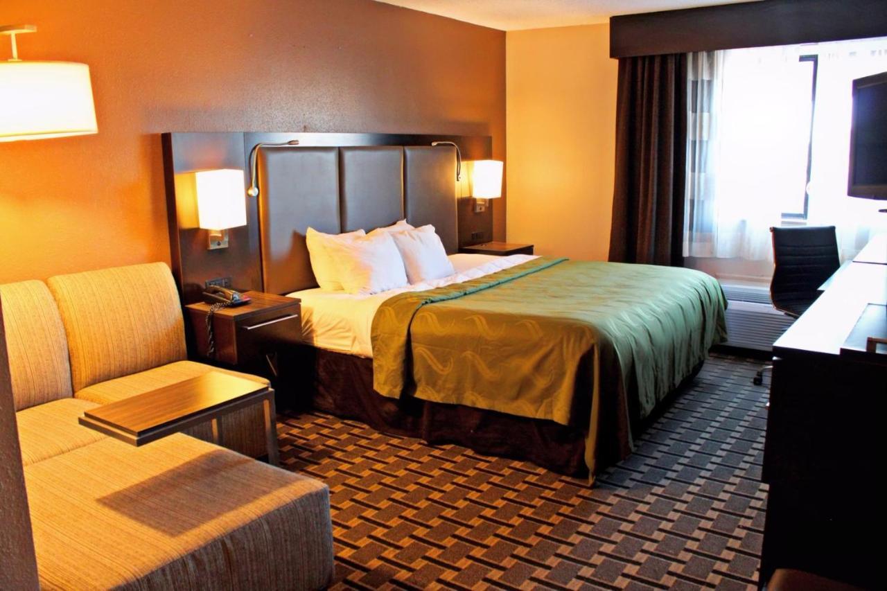 Quality Inn & Suites Detroit Metro Airport Ромулус Екстериор снимка