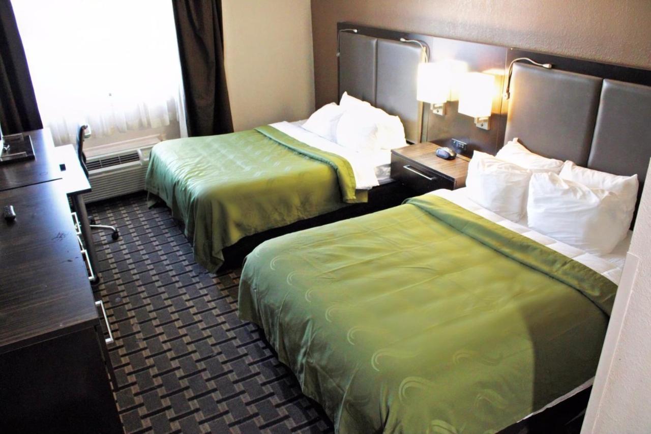 Quality Inn & Suites Detroit Metro Airport Ромулус Екстериор снимка