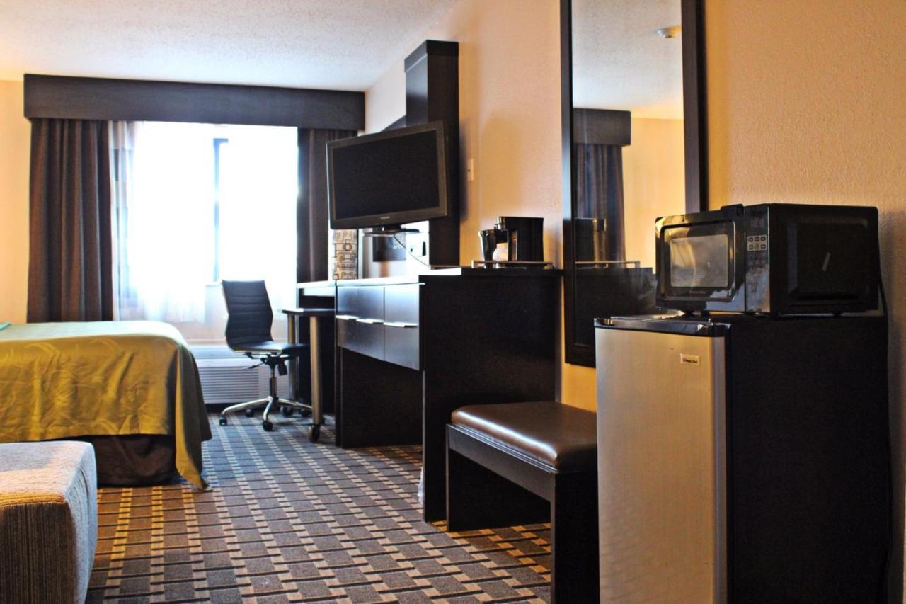 Quality Inn & Suites Detroit Metro Airport Ромулус Екстериор снимка