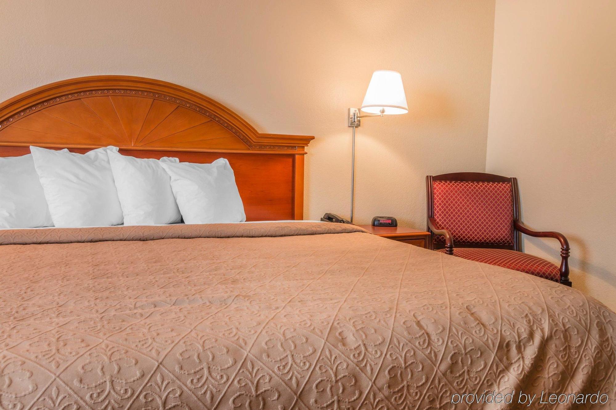 Quality Inn & Suites Detroit Metro Airport Ромулус Екстериор снимка