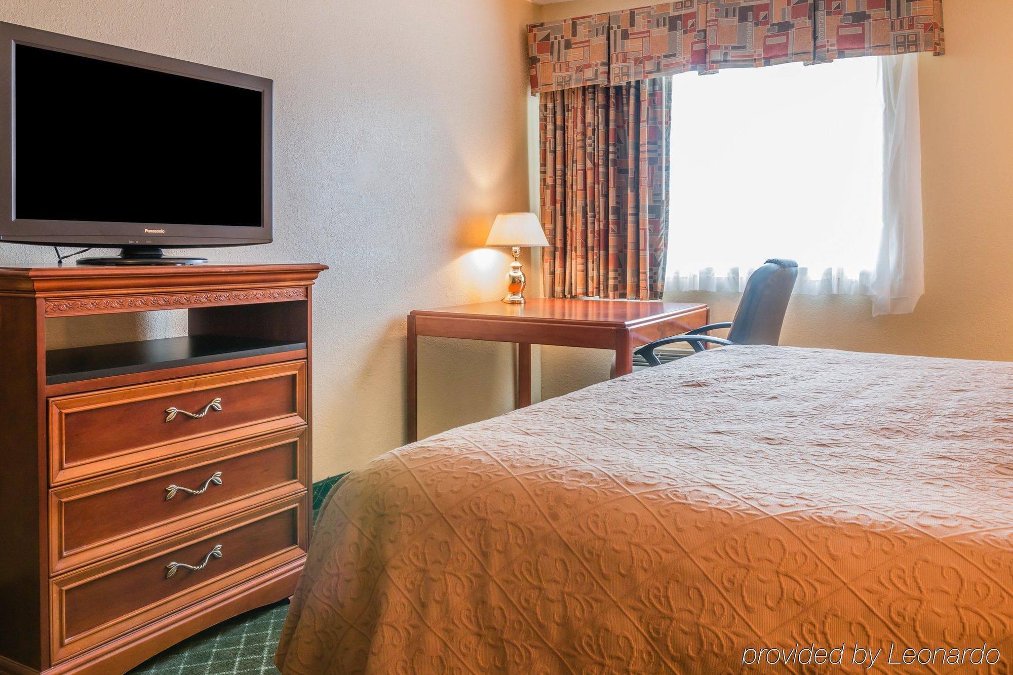 Quality Inn & Suites Detroit Metro Airport Ромулус Екстериор снимка