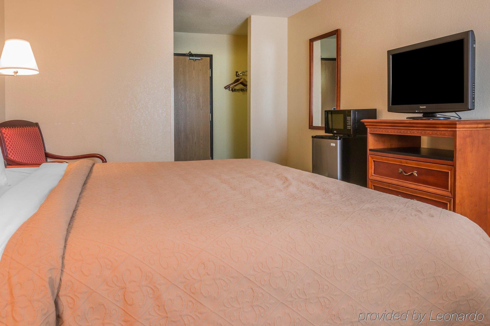 Quality Inn & Suites Detroit Metro Airport Ромулус Екстериор снимка