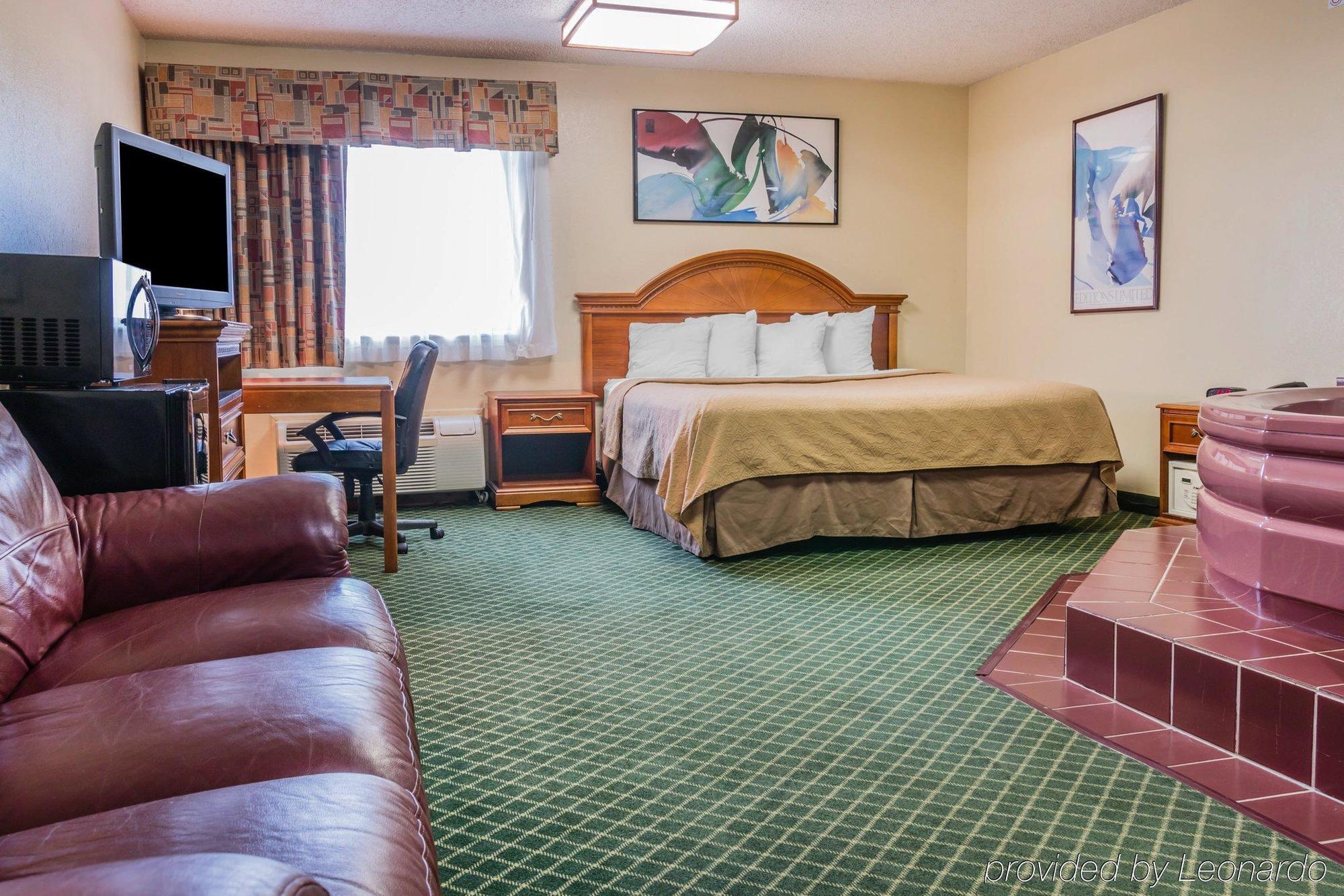 Quality Inn & Suites Detroit Metro Airport Ромулус Екстериор снимка