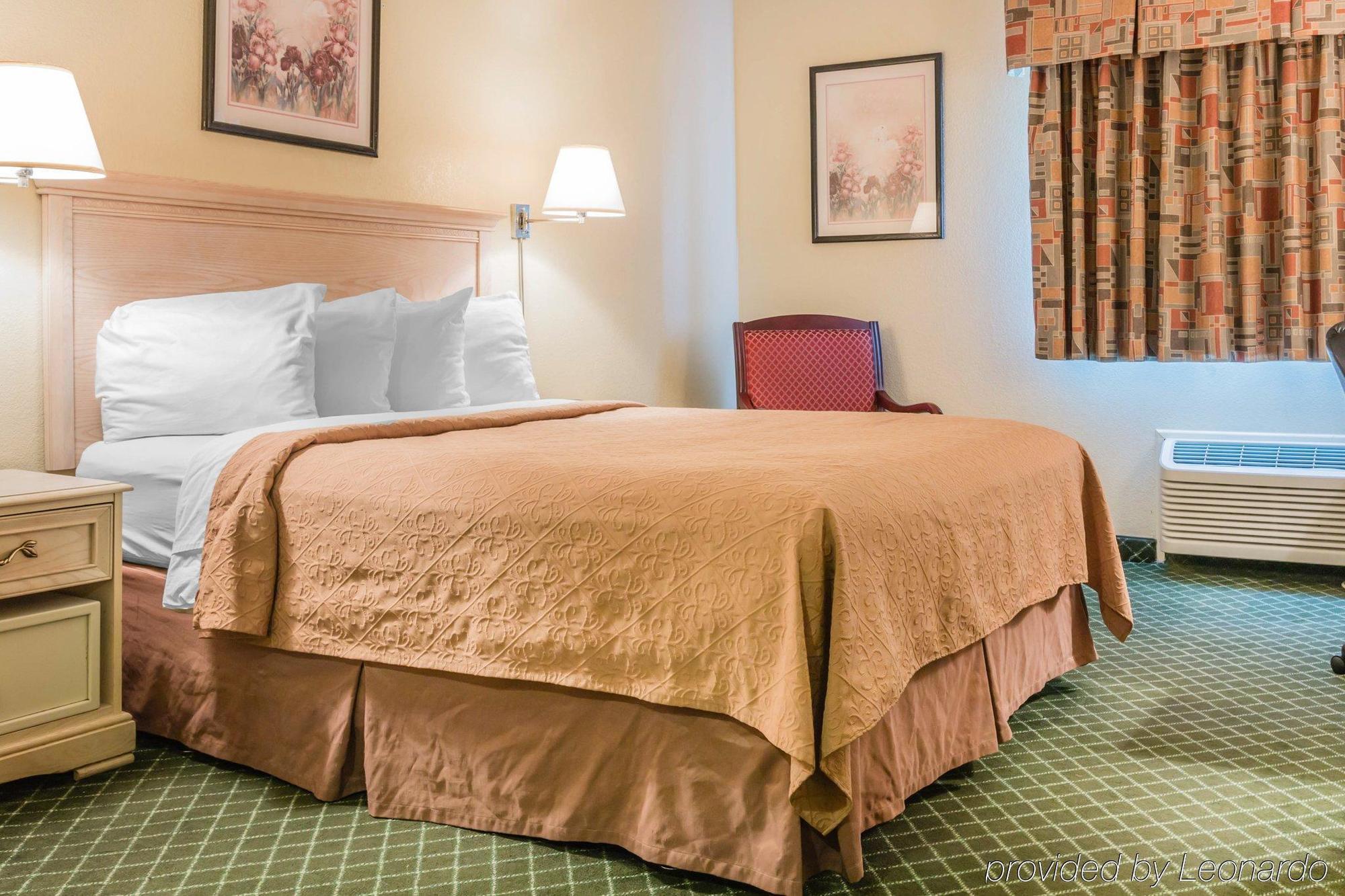 Quality Inn & Suites Detroit Metro Airport Ромулус Екстериор снимка