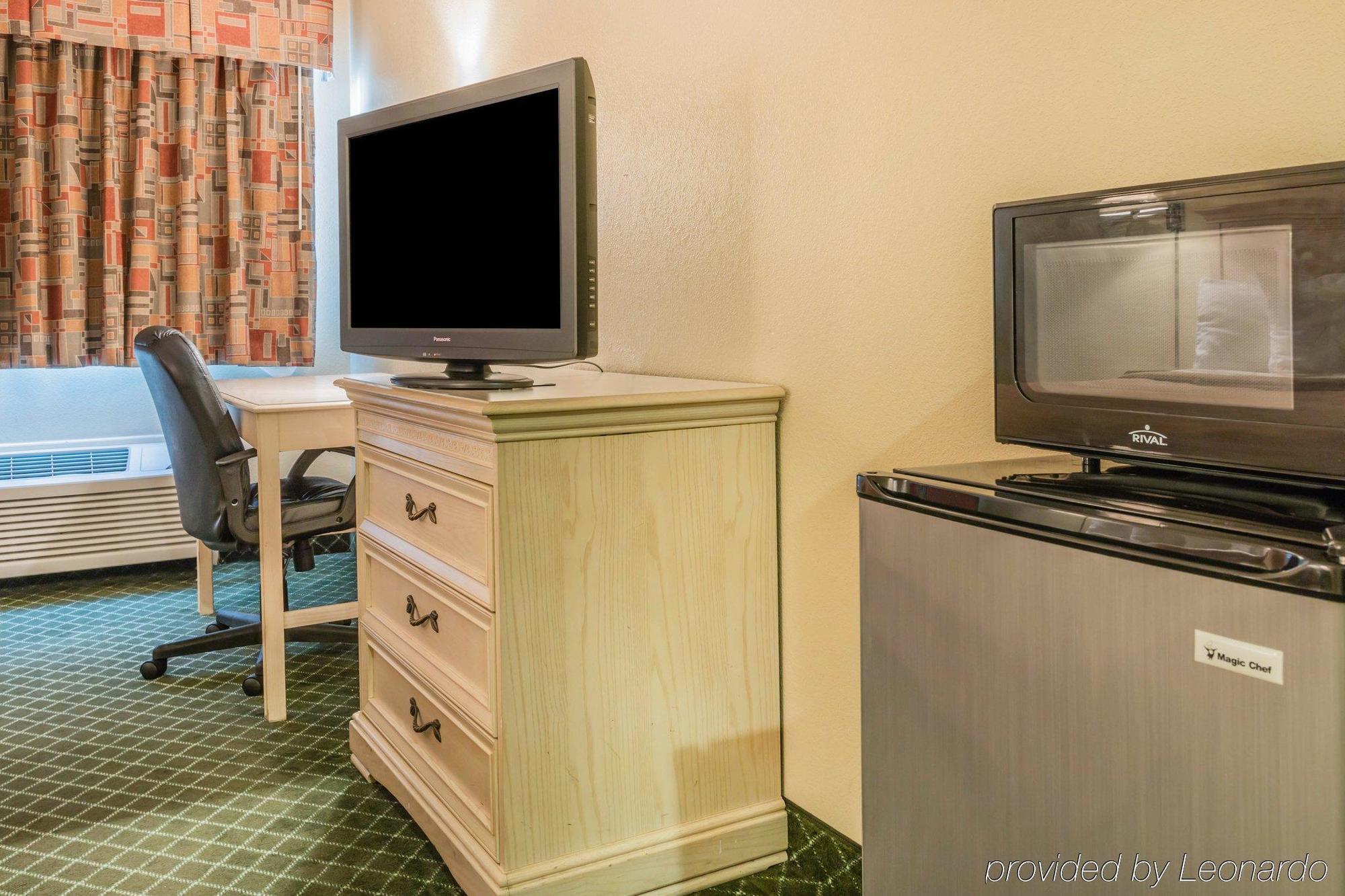 Quality Inn & Suites Detroit Metro Airport Ромулус Екстериор снимка