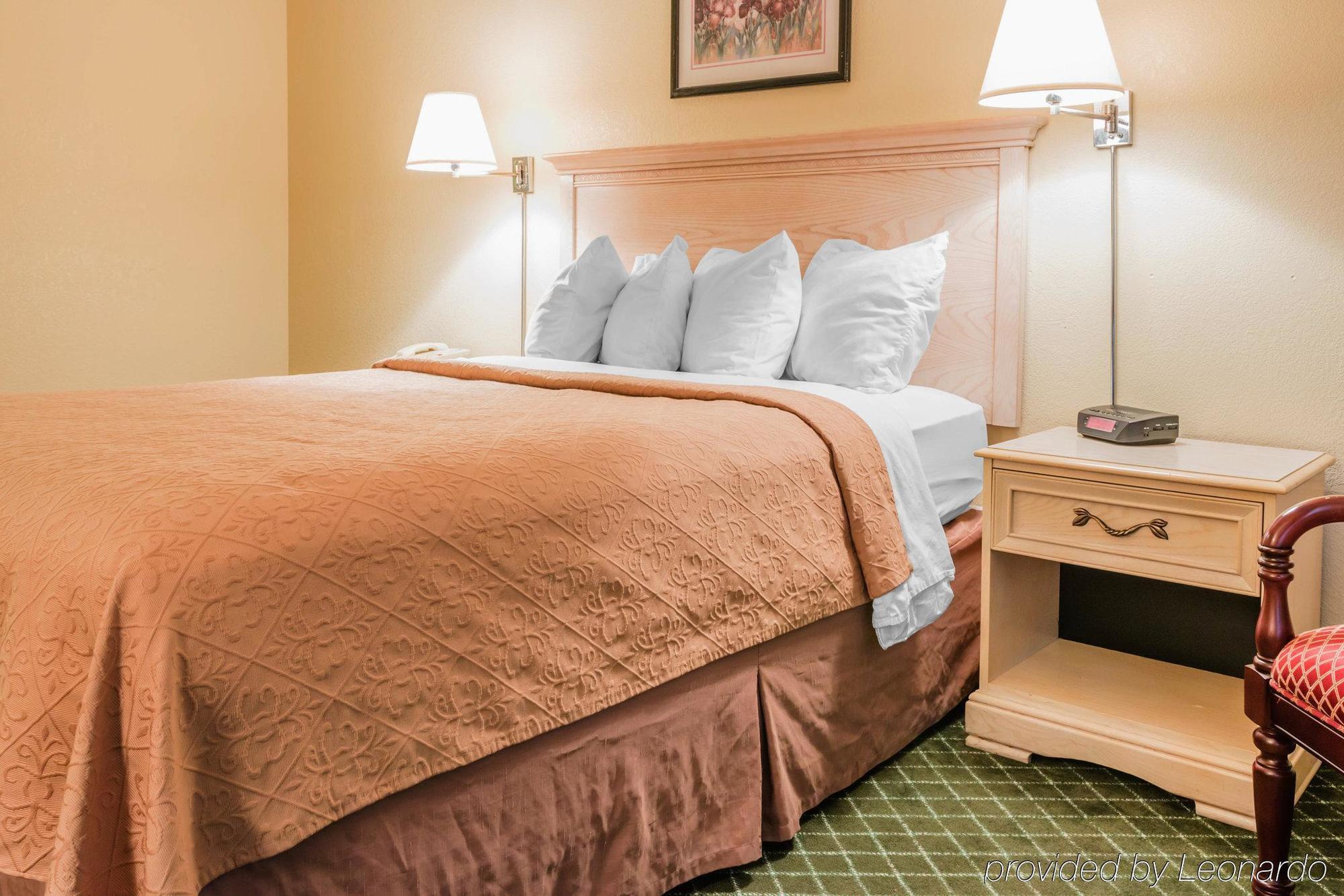 Quality Inn & Suites Detroit Metro Airport Ромулус Екстериор снимка
