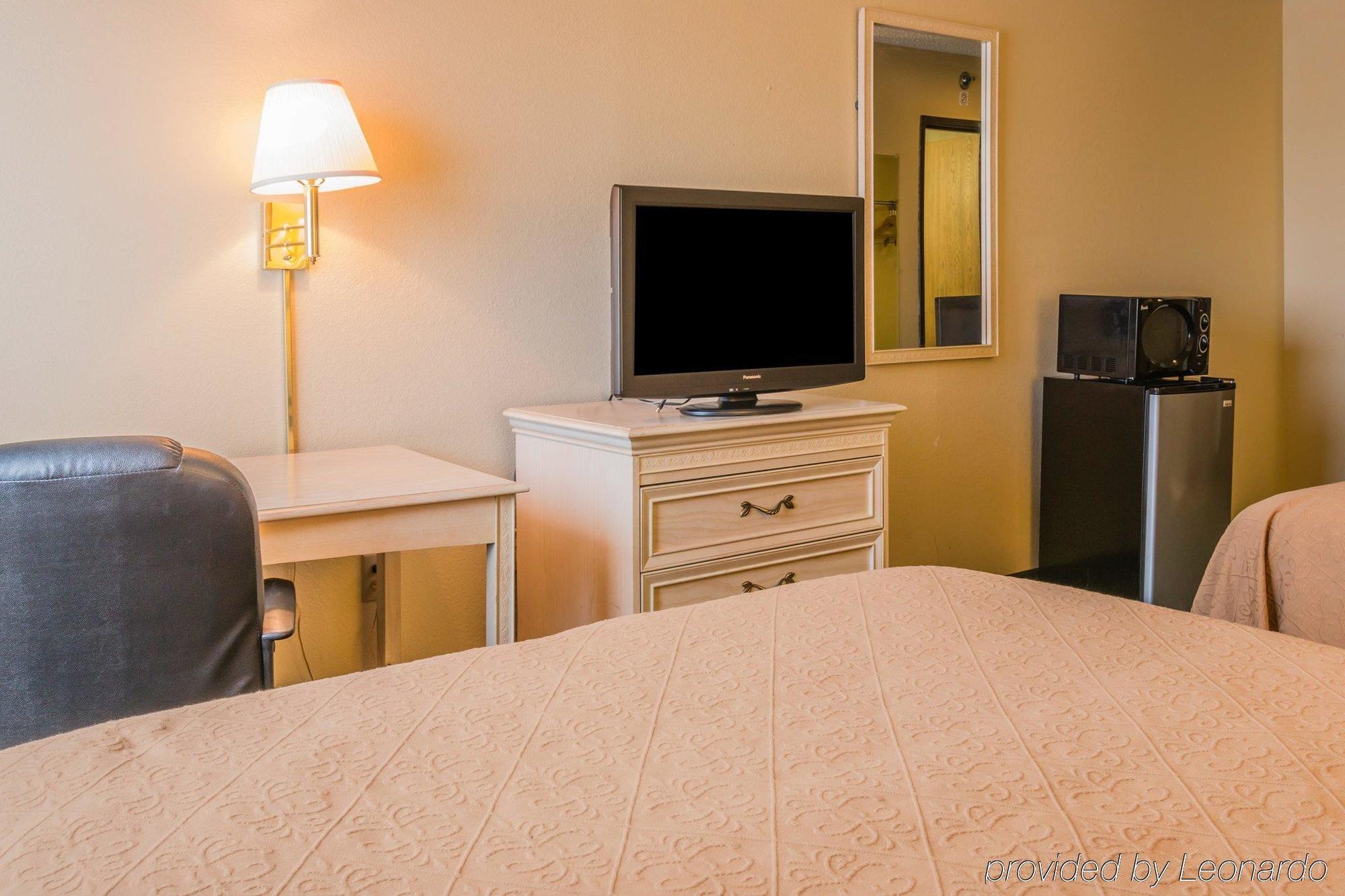 Quality Inn & Suites Detroit Metro Airport Ромулус Екстериор снимка