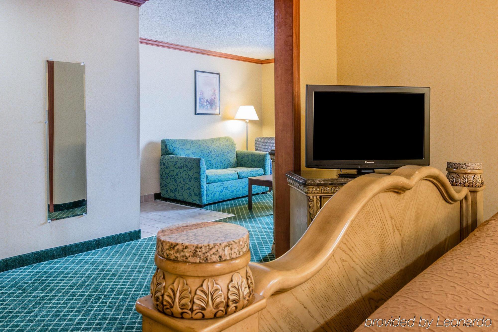 Quality Inn & Suites Detroit Metro Airport Ромулус Екстериор снимка