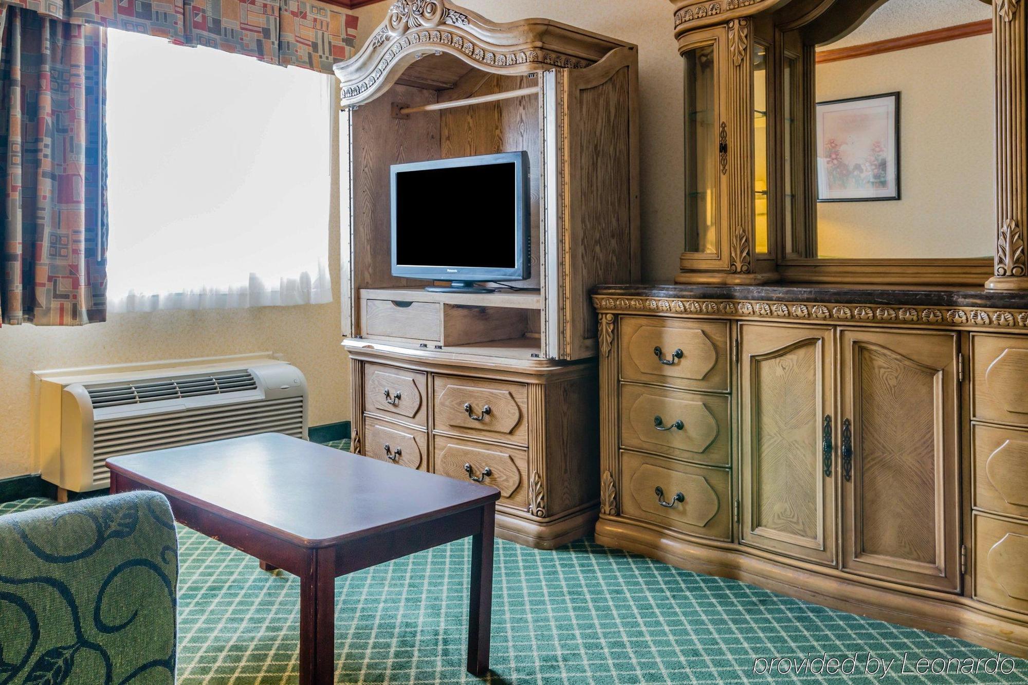 Quality Inn & Suites Detroit Metro Airport Ромулус Екстериор снимка