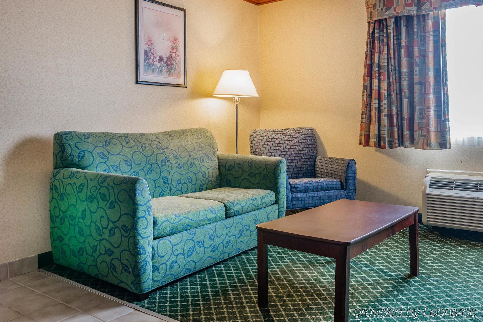Quality Inn & Suites Detroit Metro Airport Ромулус Екстериор снимка