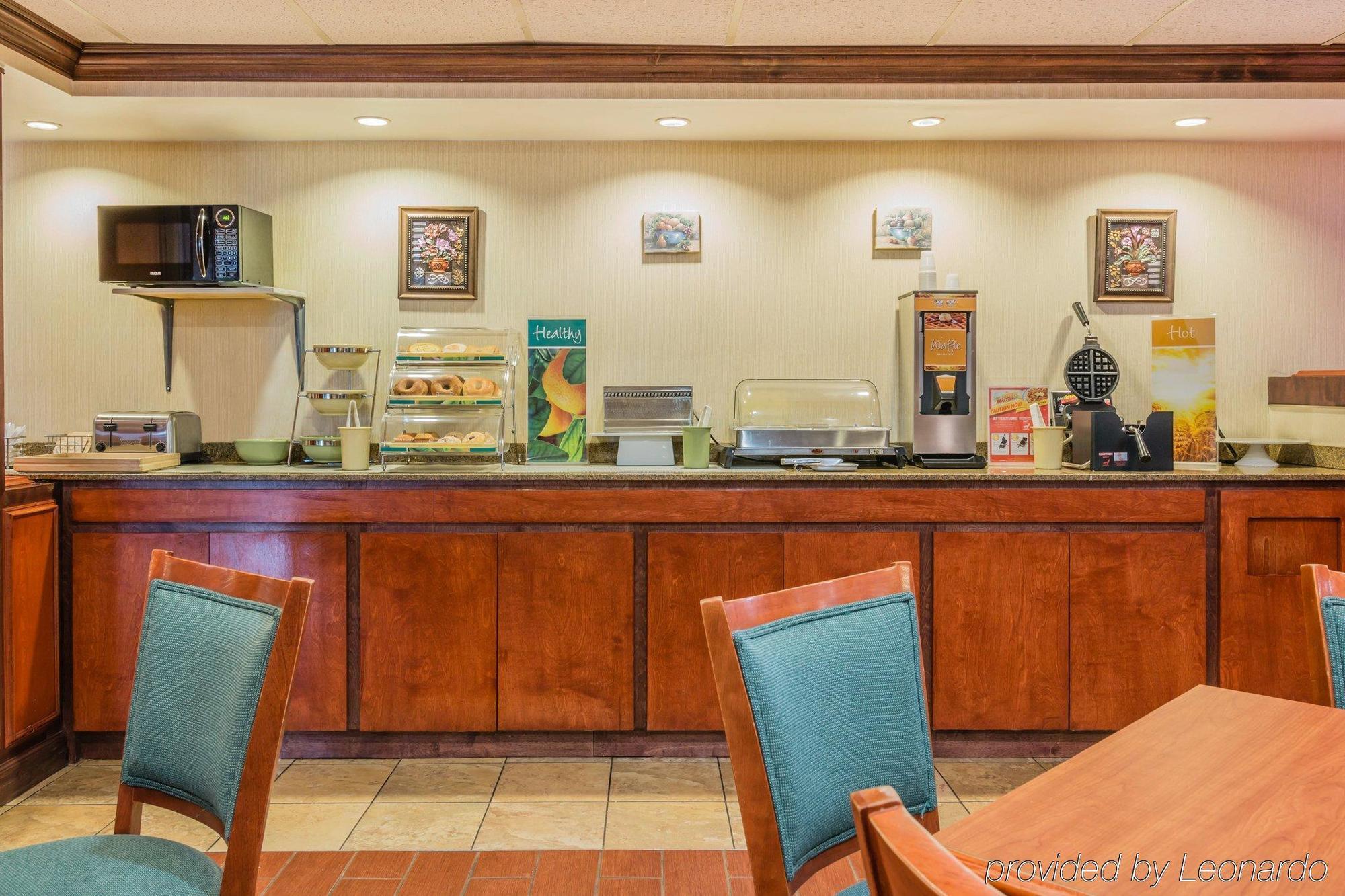 Quality Inn & Suites Detroit Metro Airport Ромулус Екстериор снимка