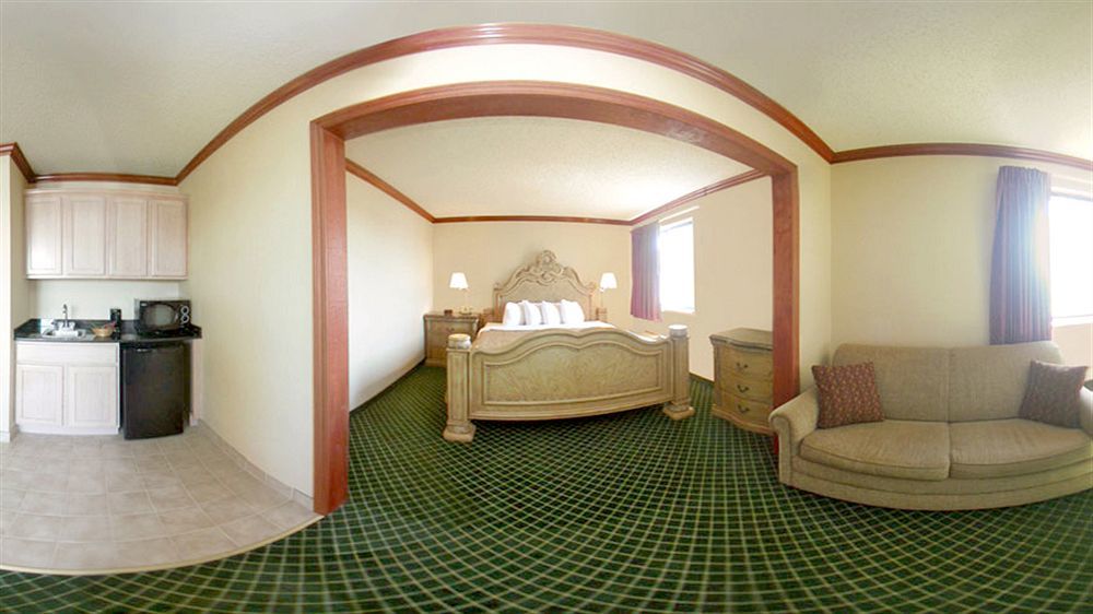 Quality Inn & Suites Detroit Metro Airport Ромулус Екстериор снимка