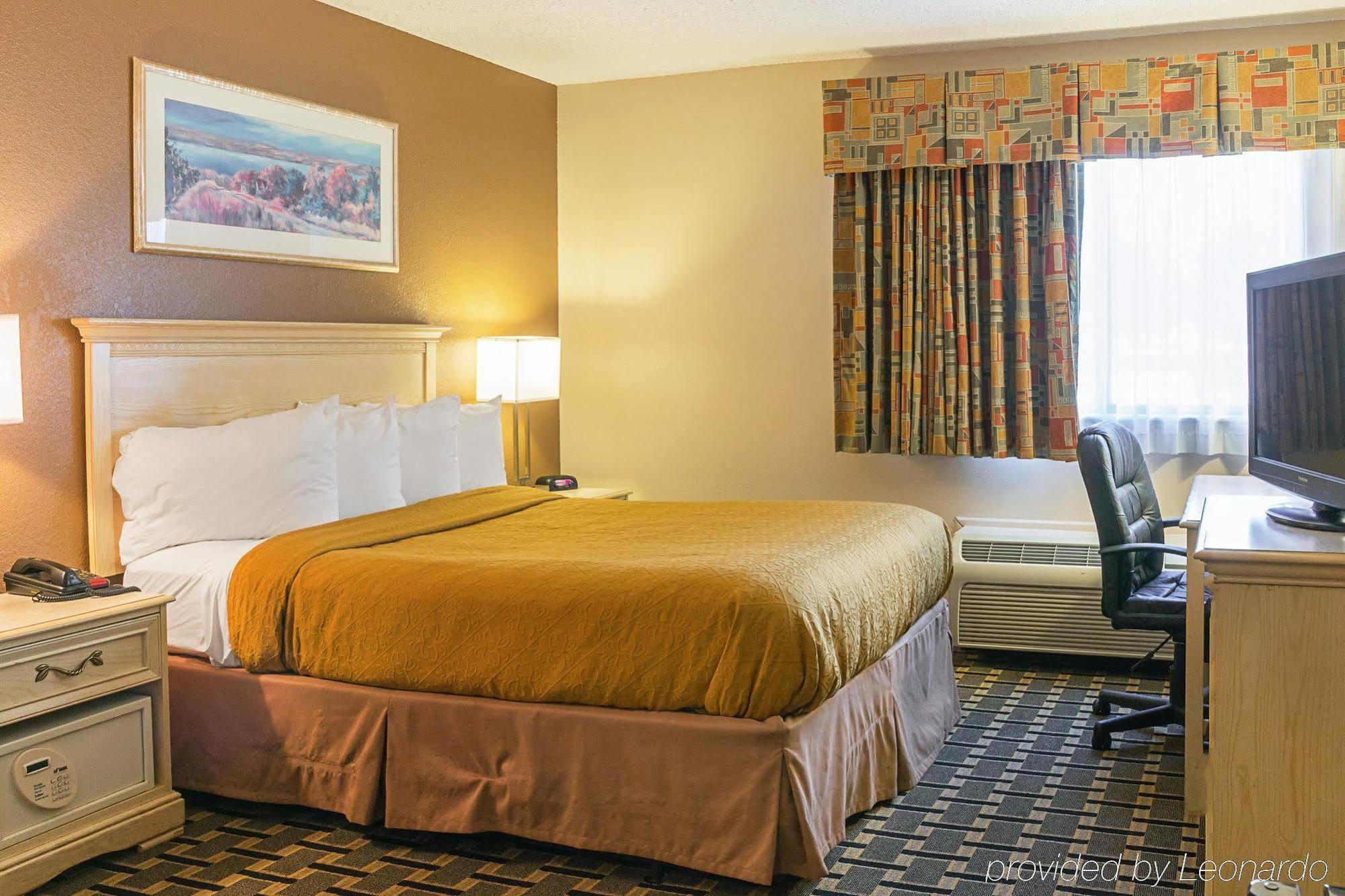 Quality Inn & Suites Detroit Metro Airport Ромулус Екстериор снимка